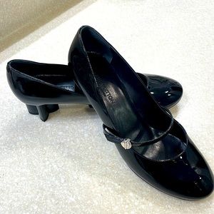 Louis Vuitton black patent leather Mary Jane shoes, size 39